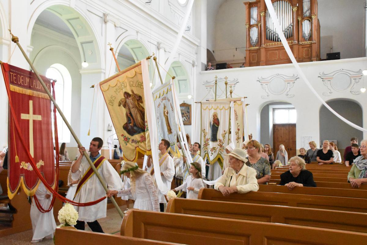 PIRMĀ SVĒTĀ KOMŪNIJA VĀRKAVAS BAZNĪCĀ